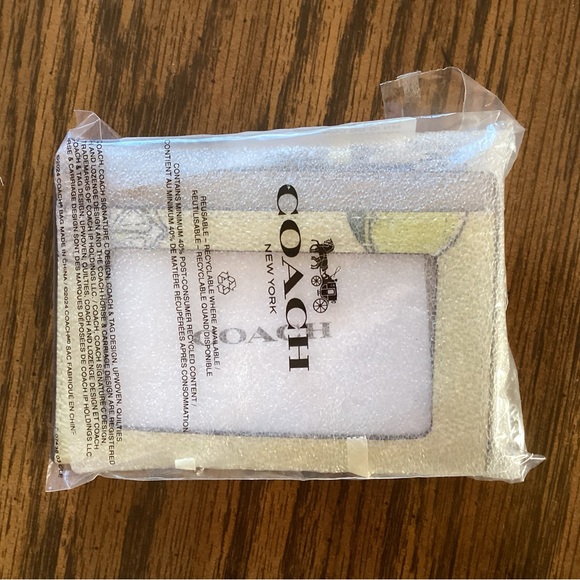 Coach Mini Skinny ID Case in Lemon Print 🍋 - Picture 2 of 5